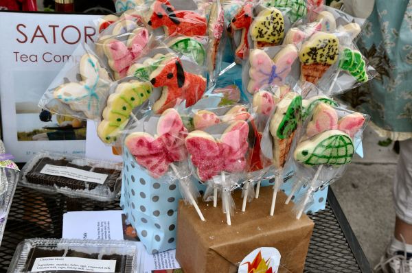 bakesaleday1 Cookie pops!