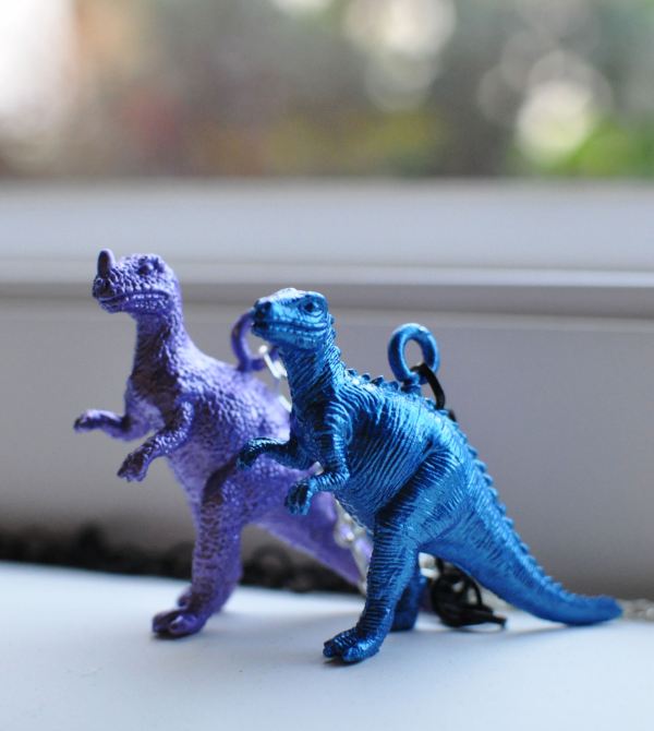 Metallic dinosaurs necklace